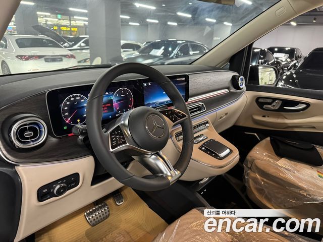 Mercedes-Benz V-Class 2025 — photo 4