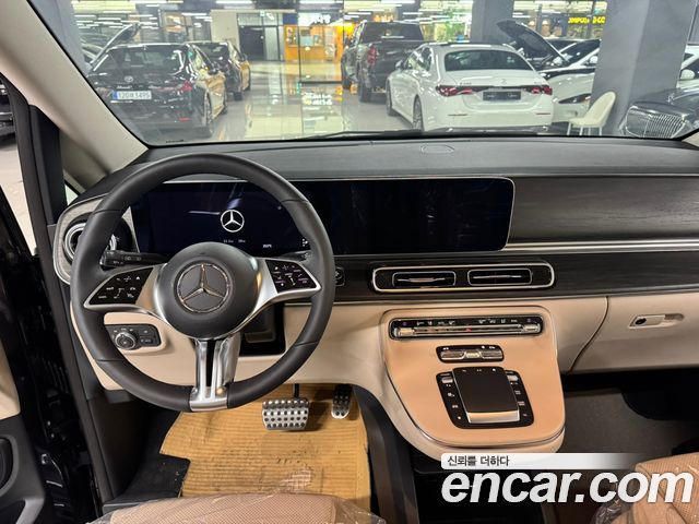 Mercedes-Benz V-Class 2025 — photo 9