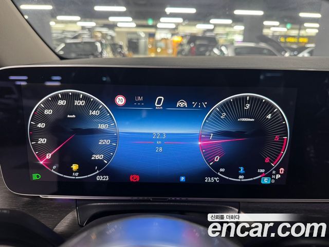 Mercedes-Benz V-Class 2025 — photo 10