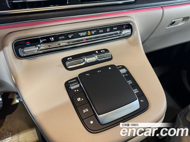 Mercedes-Benz V-Class 2025 — photo 12