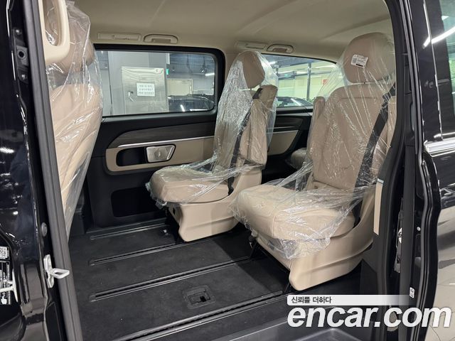 Mercedes-Benz V-Class 2025 — photo 13