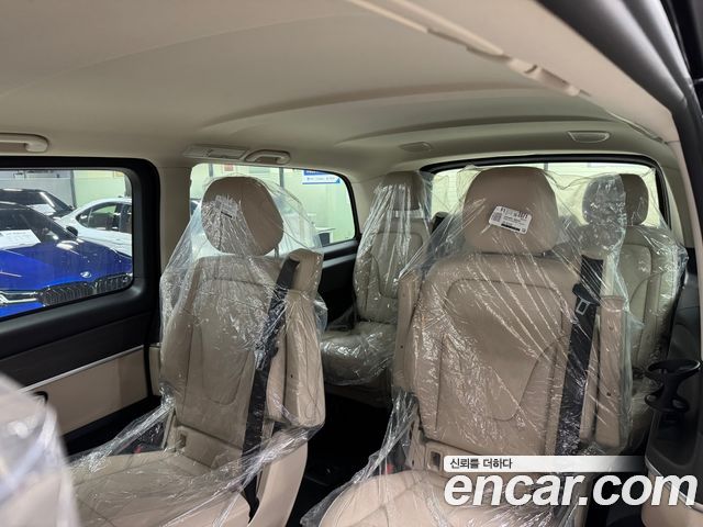 Mercedes-Benz V-Class 2025 — photo 14