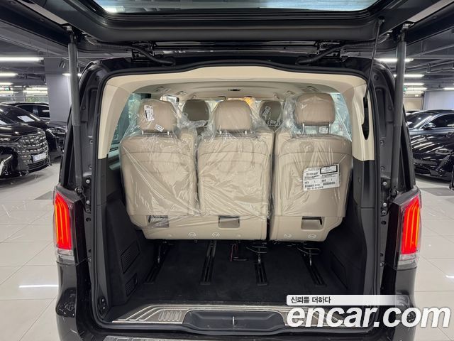Mercedes-Benz V-Class 2025 — photo 15