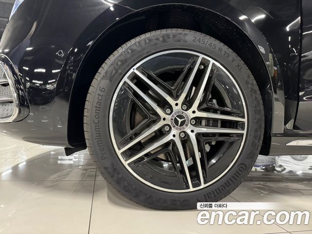 Mercedes-Benz V-Class 2025 — photo 16