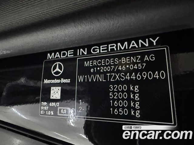 Mercedes-Benz V-Class 2025 — photo 18