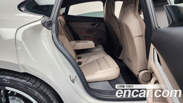 Porsche Taycan 2022 — photo 17
