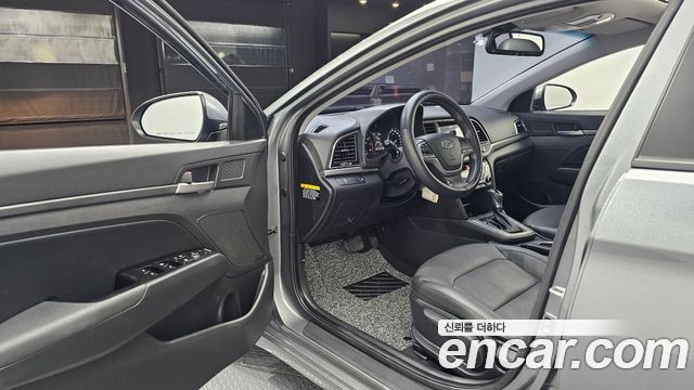 Hyundai AVANTE 2017 — photo 13