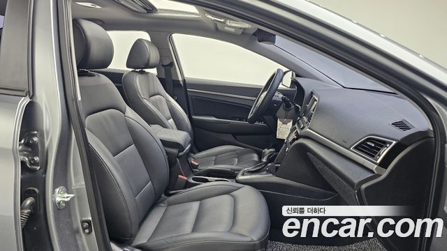 Hyundai AVANTE 2017 — photo 17