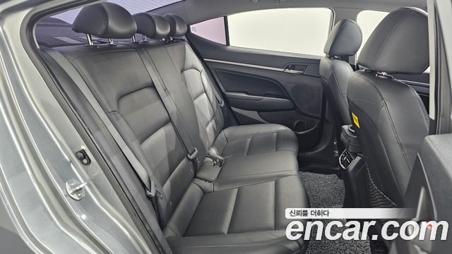 Hyundai AVANTE 2017 — photo 18