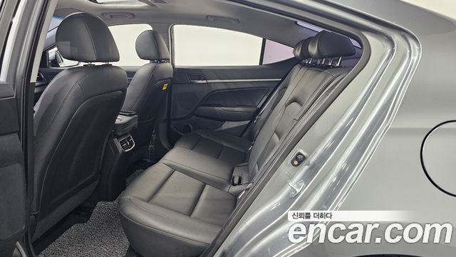 Hyundai AVANTE 2017 — photo 16