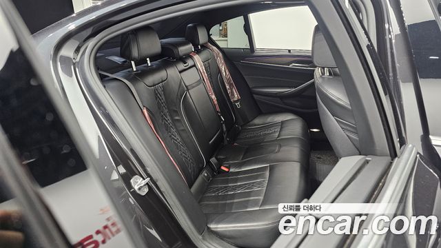 BMW 5-Series 2018 — photo 17