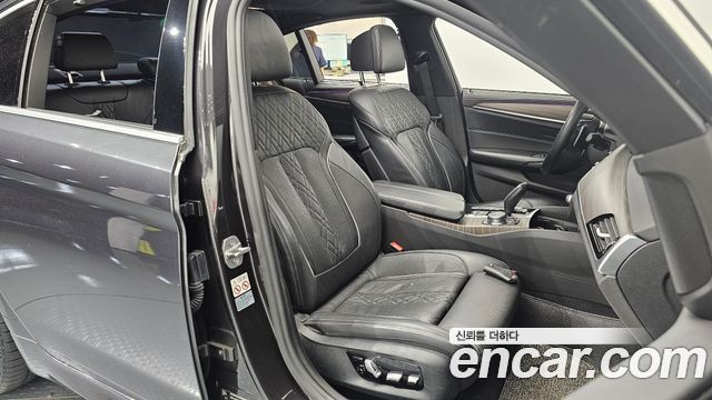 BMW 5-Series 2018 — photo 18