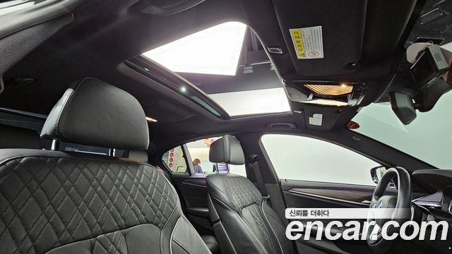 BMW 5-Series 2018 — photo 25