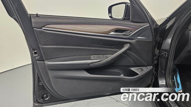 BMW 5-Series 2018 — photo 14