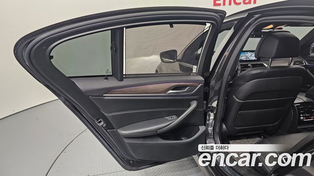BMW 5-Series 2018 — photo 15