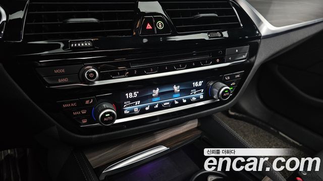 BMW 5-Series 2018 — photo 35