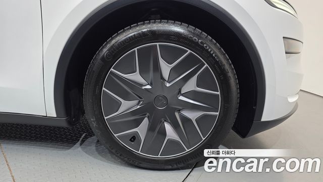 Tesla Model Y 2026 — photo 5