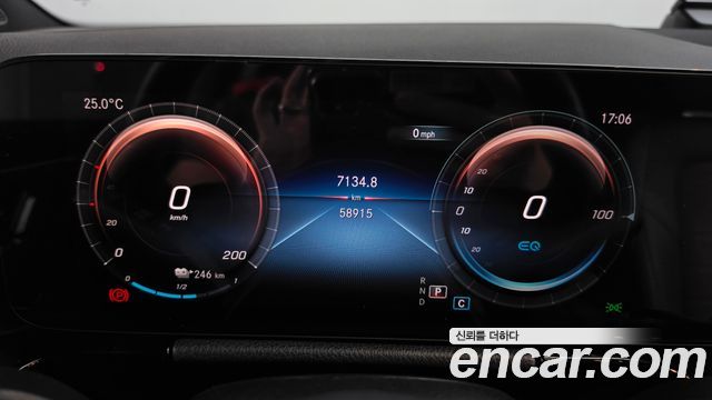 Mercedes-Benz EQA 2021 — photo 11