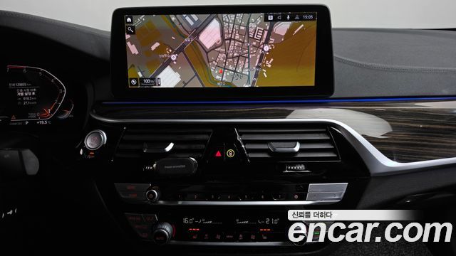 BMW 5-Series 2022 — photo 18
