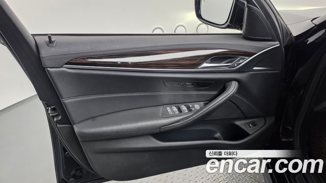 BMW 5-Series 2022 — photo 14