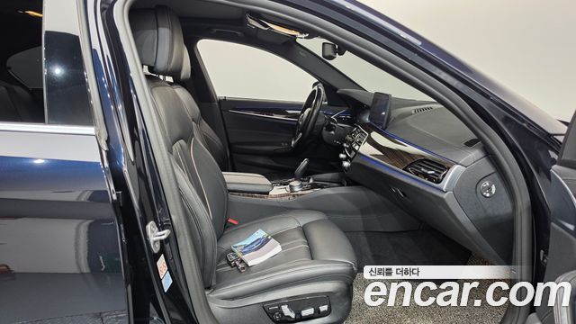 BMW 5-Series 2022 — photo 16