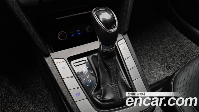 Hyundai AVANTE 2018 — photo 12