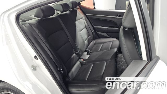 Hyundai AVANTE 2018 — photo 17