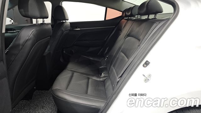 Hyundai AVANTE 2018 — photo 18