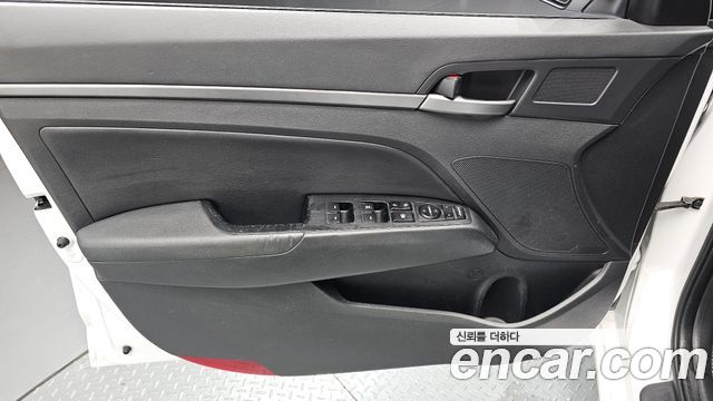 Hyundai AVANTE 2018 — photo 14