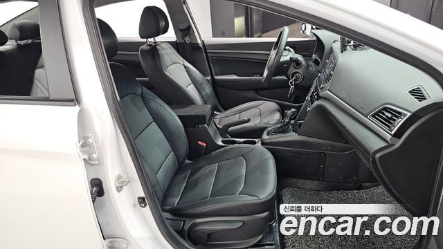 Hyundai AVANTE 2018 — photo 16