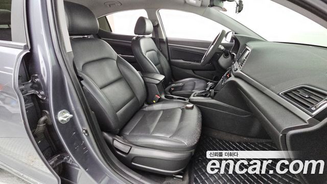 Hyundai AVANTE 2018 — photo 11