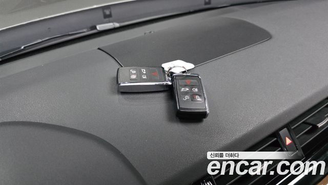 Land Rover Discovery 2018 — photo 24