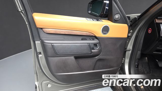 Land Rover Discovery 2018 — photo 14