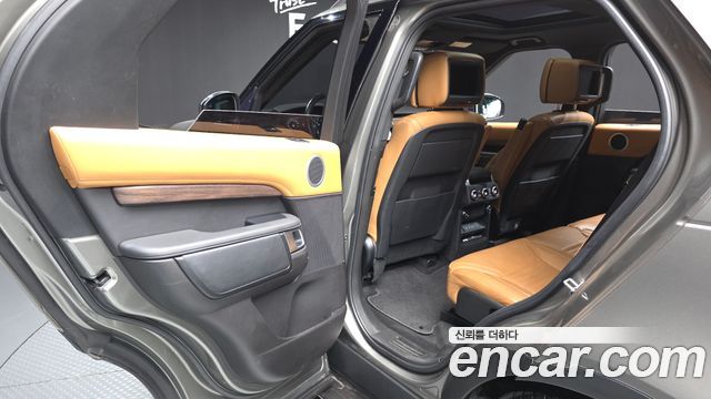 Land Rover Discovery 2018 — photo 16