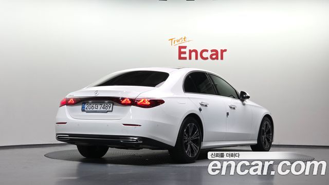 Mercedes-Benz E-Class 2025 — photo 2