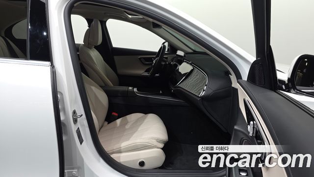 Mercedes-Benz E-Class 2025 — photo 17