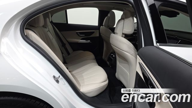 Mercedes-Benz E-Class 2025 — photo 18