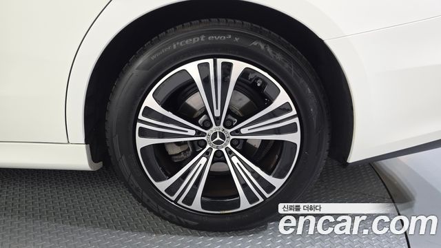 Mercedes-Benz E-Class 2025 — photo 7