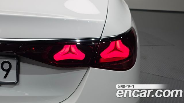 Mercedes-Benz E-Class 2025 — photo 9