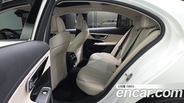 Mercedes-Benz E-Class 2025 — photo 16