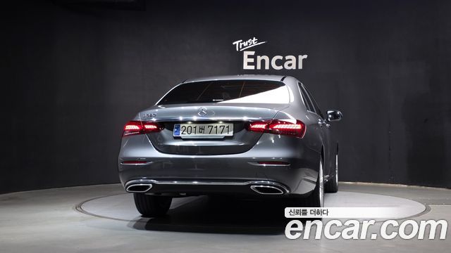 Mercedes-Benz E-Class 2023 — photo 4