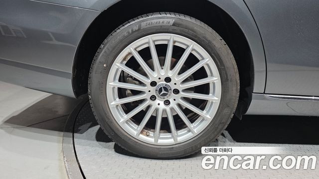 Mercedes-Benz E-Class 2023 — photo 5