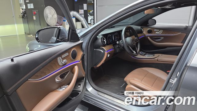 Mercedes-Benz E-Class 2023 — photo 13