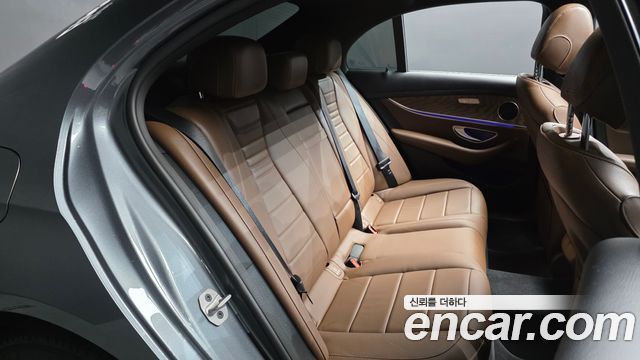 Mercedes-Benz E-Class 2023 — photo 17