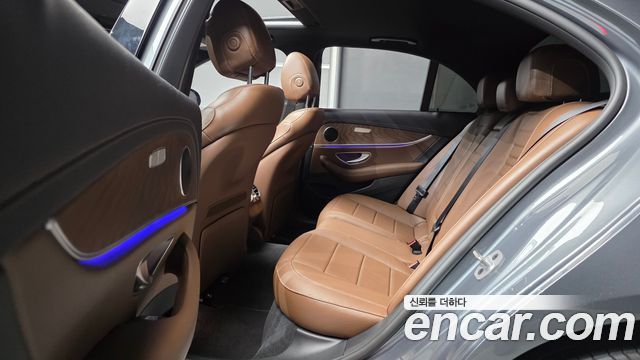 Mercedes-Benz E-Class 2023 — photo 18