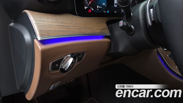 Mercedes-Benz E-Class 2023 — photo 25