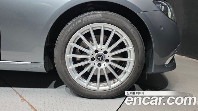 Mercedes-Benz E-Class 2023 — photo 7