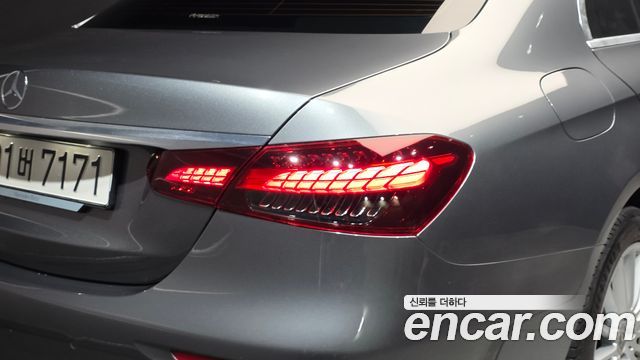 Mercedes-Benz E-Class 2023 — photo 9