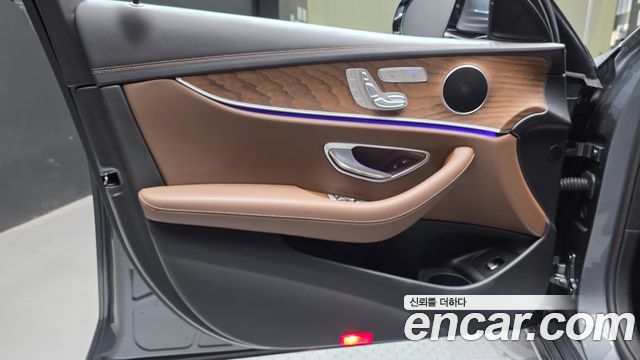 Mercedes-Benz E-Class 2023 — photo 14