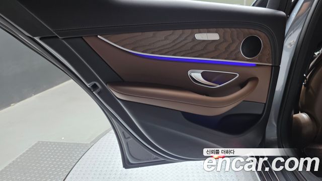 Mercedes-Benz E-Class 2023 — photo 15